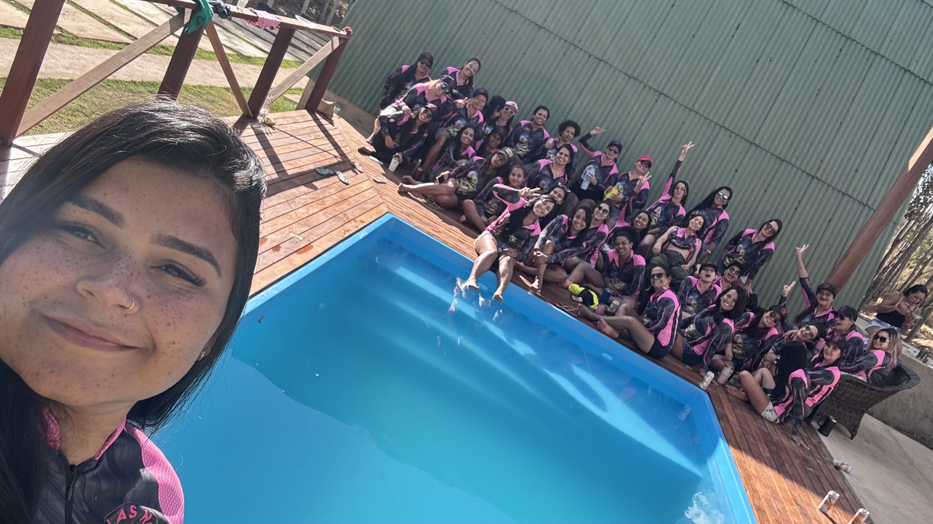 Turma reunida na piscina da pousada